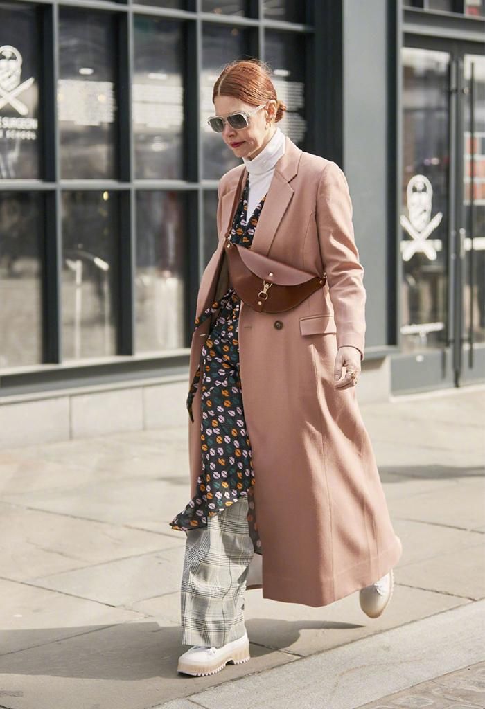 秋冬外套买啥颜色不容易过时？试试这4种“经典色”，高级又显白