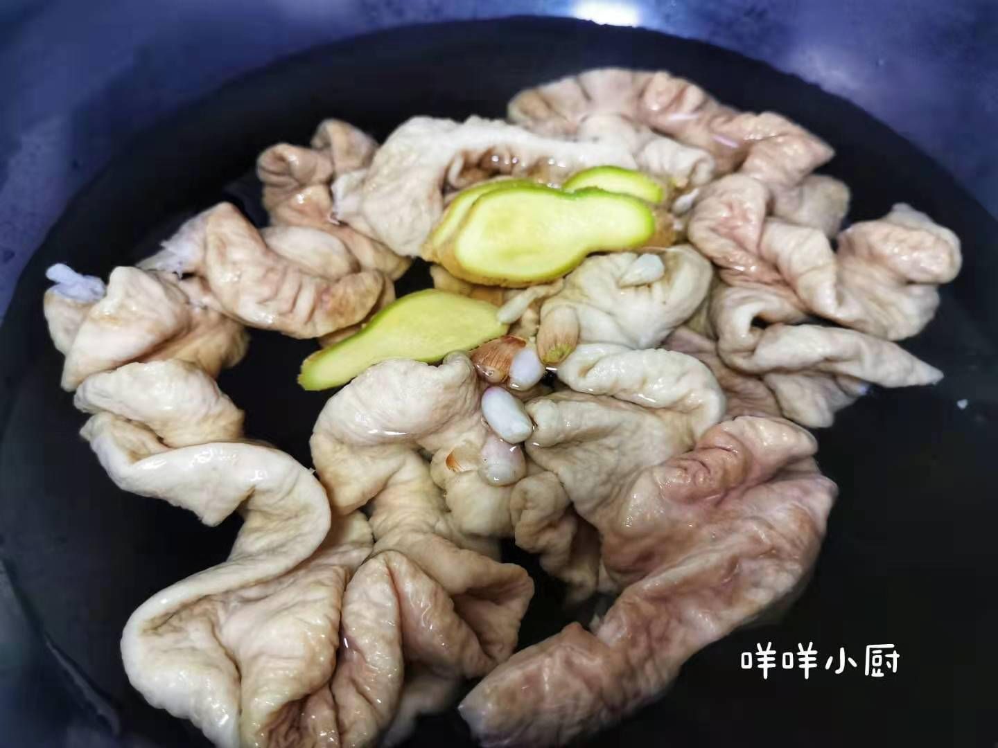 大肠|爆炒肥肠还是自家做的吃得过瘾,肥肠脆嫩入味还不腻,下酒又下饭