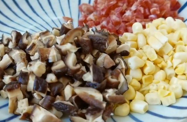 糯米别包粽子了,加2块钱饺子皮,比粽子还好吃,上桌家人抢着吃