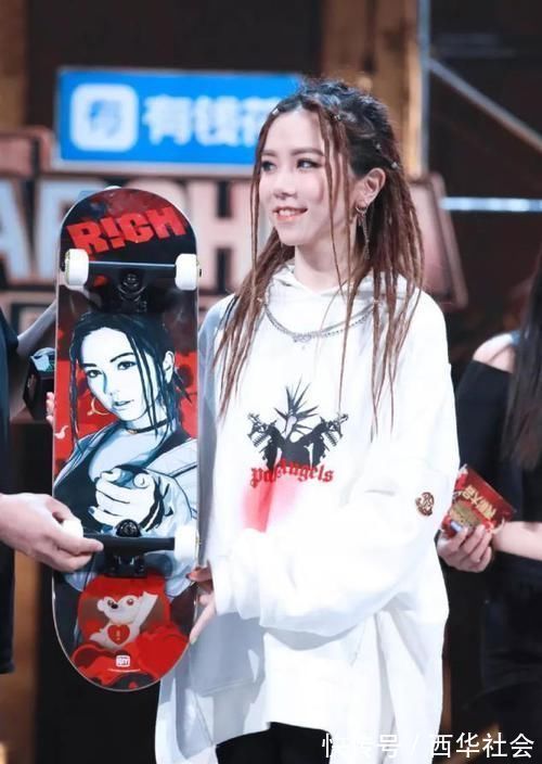 马尾 不管多大年纪的女人,这5种发型留久了,脱发还很伤头发!