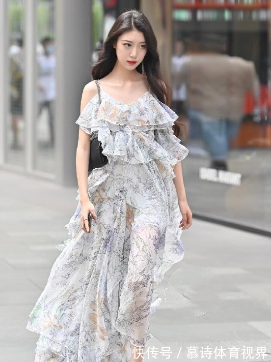 高跟鞋 纯色连衣裙过时了,今年流行的是印花裙,穿上也太美了吧