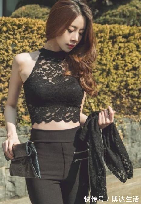 美女|街拍性感紧身打底裤美女，时尚简约，巧妙的收拢腿部线条
