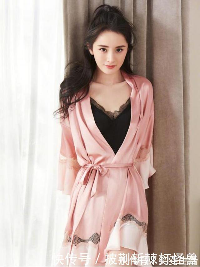 穿搭 美女白色上衣的肚脐装搭配浅蓝色牛仔裤,塑造出身材更加挺拔有型