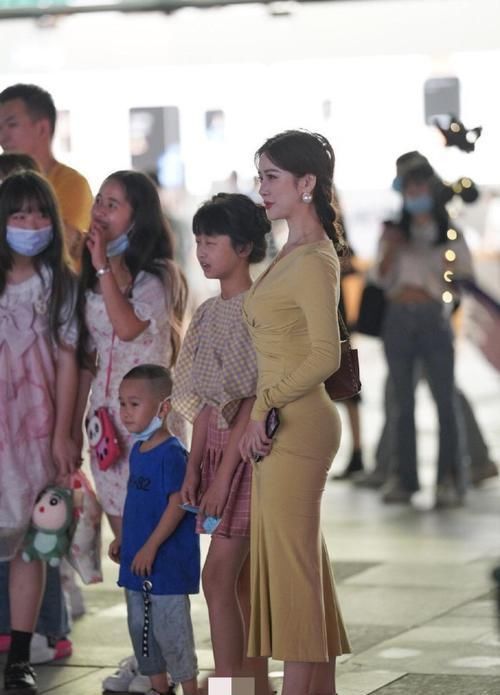  简单|气质女生的长裙穿搭示范，简单修身又耐看，给你想要的优雅