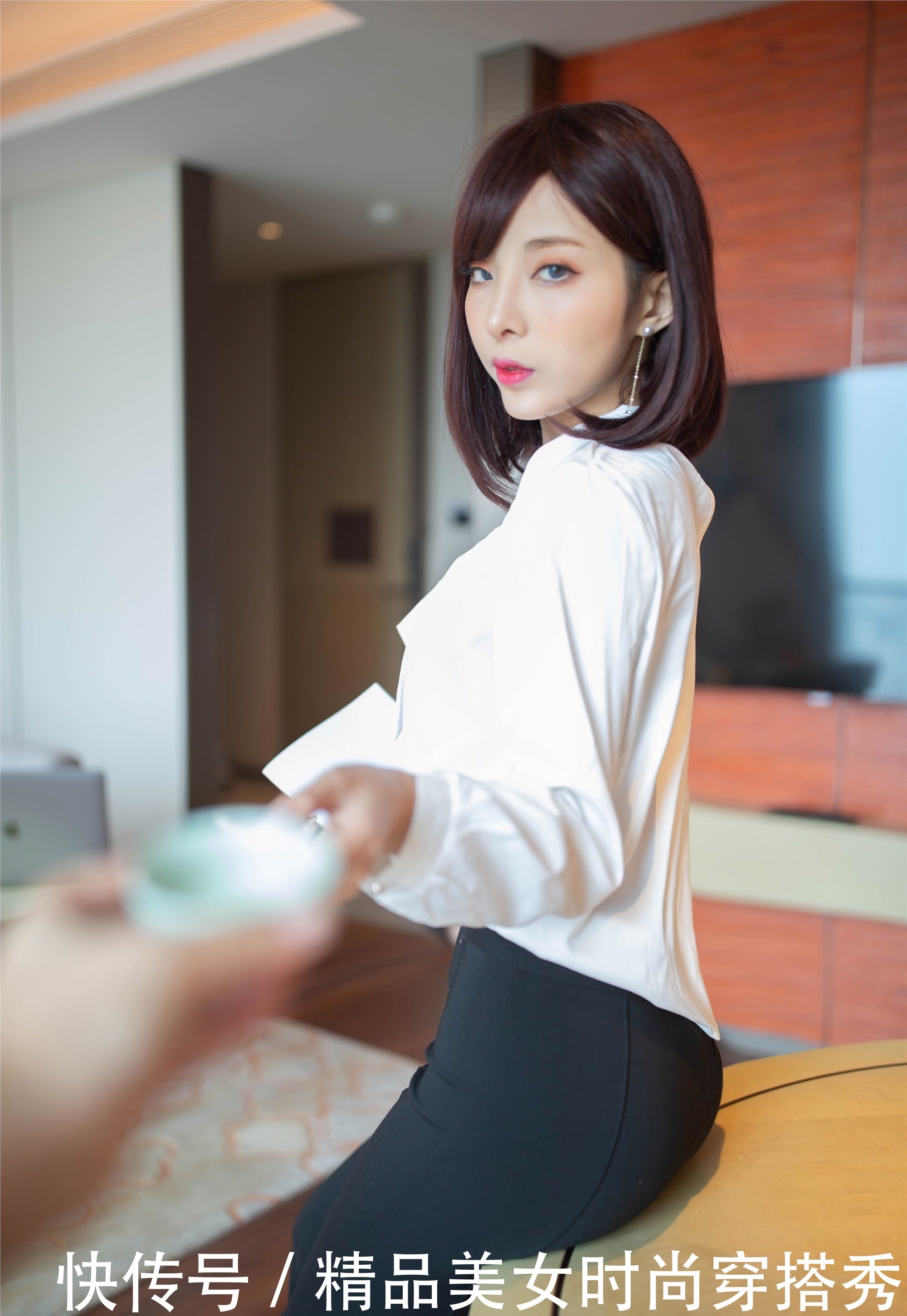 黑白|经典的黑白搭配总是让人着迷,在平时总是不知不觉地搭配在身上
