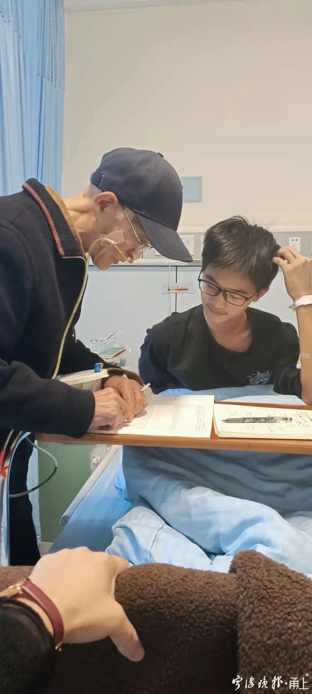 老爷爷|78岁的老教授插着胃管病房上课网友：“这是刻在骨子里的师德！”