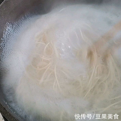 #清香麻爽秒入魂#麻辣芽菜拌面