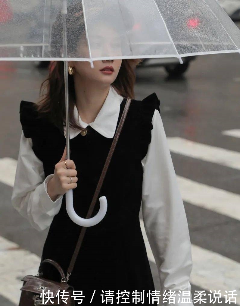 2021年第一套绝美气质穿搭:丝绒裙+毛衣!!!