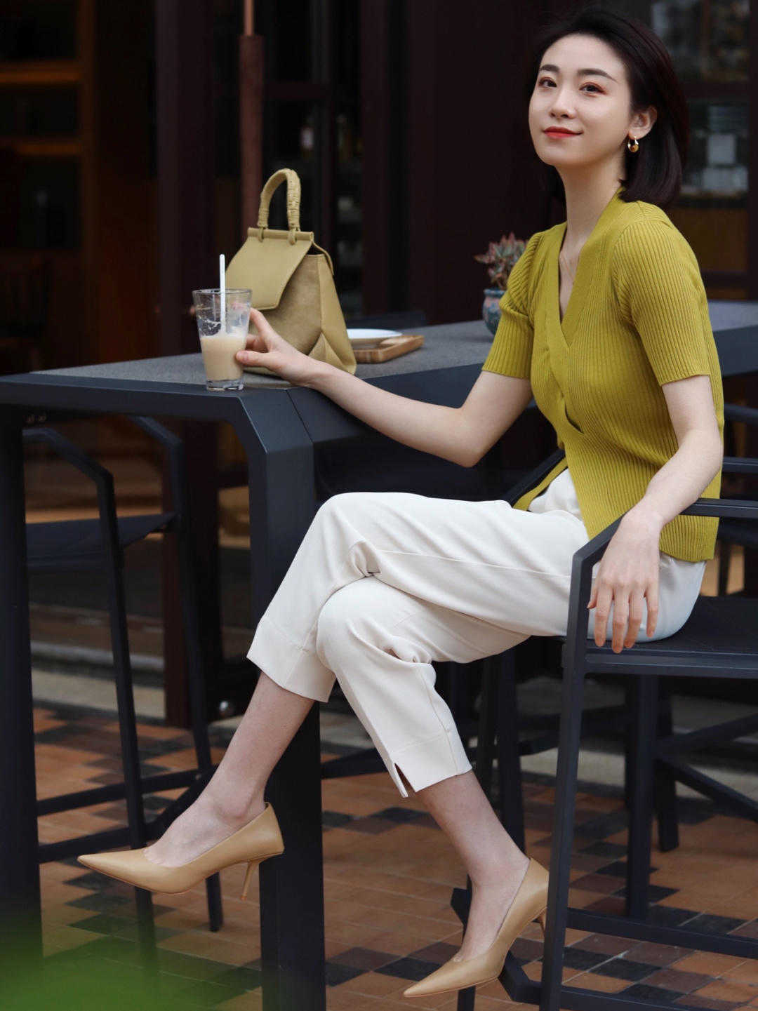 v领|被这些时尚惊艳了!最简单的针织衫,搭配出高级感,简约优雅