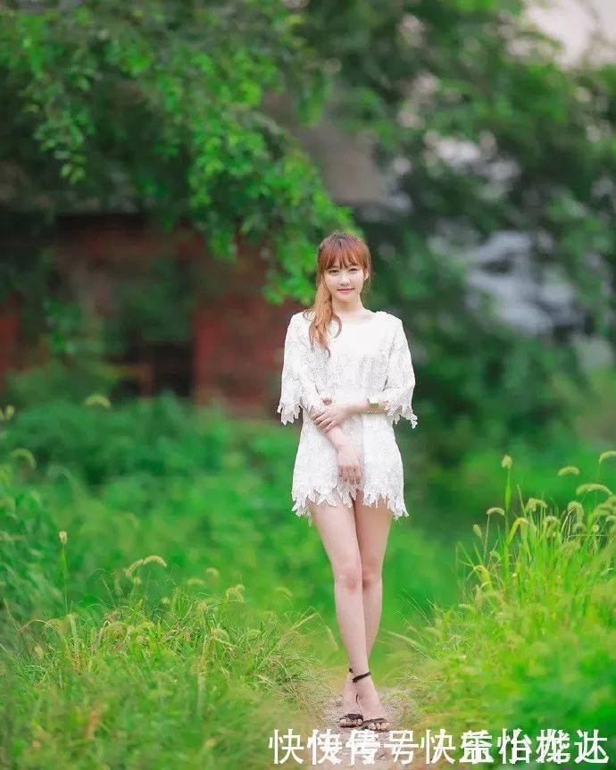 职业装 美女职业装搭配一双黑色高跟鞋,不但很有气质,而且丝毫不会逾越