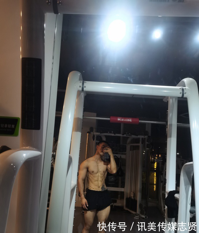 人鱼|肌肉小哥被迫营业,胸肌发达,人鱼线漂亮,太好看了!