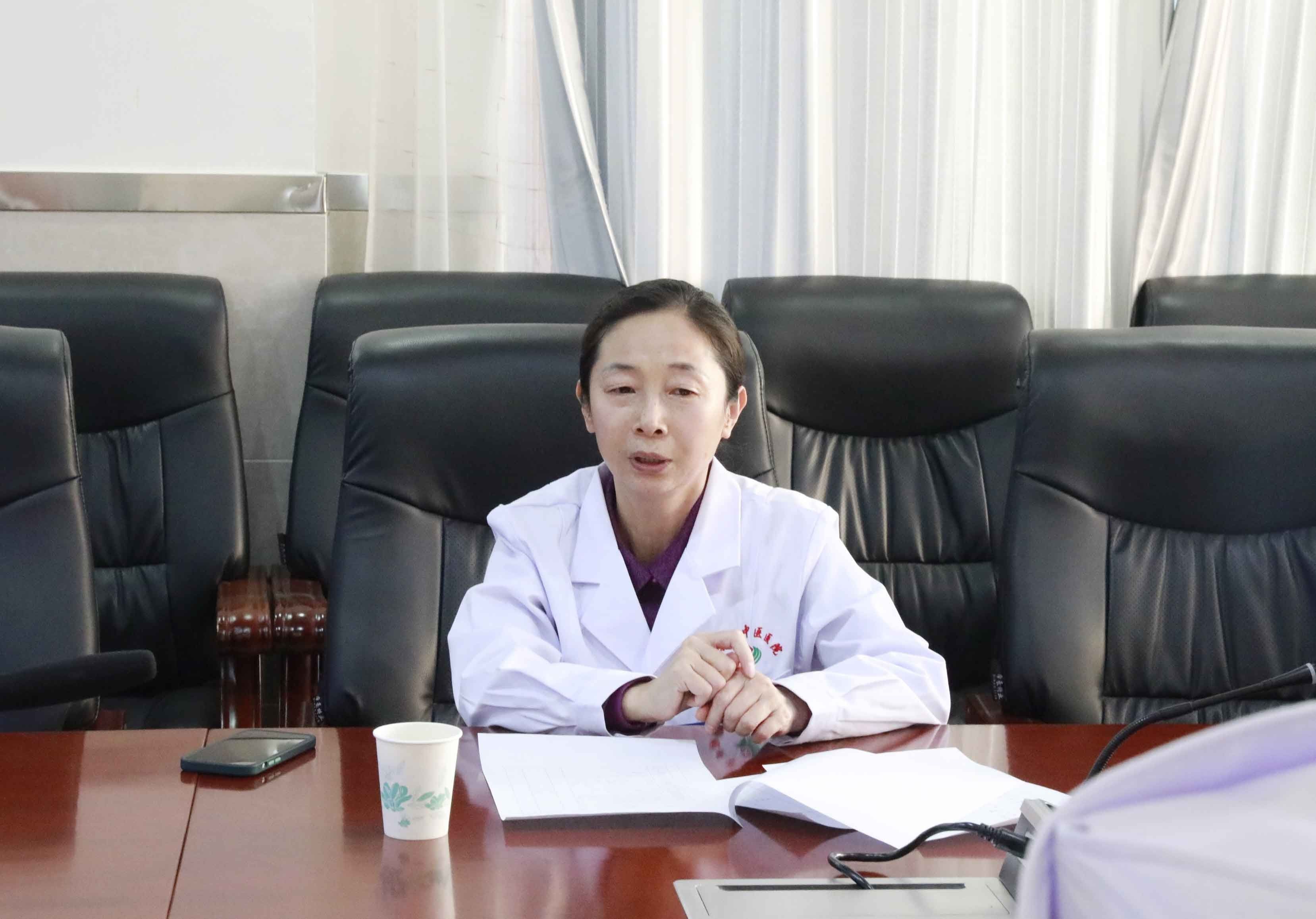 护士长|张掖市中医医院护理部召开护士长例会演练防护服穿脱流程