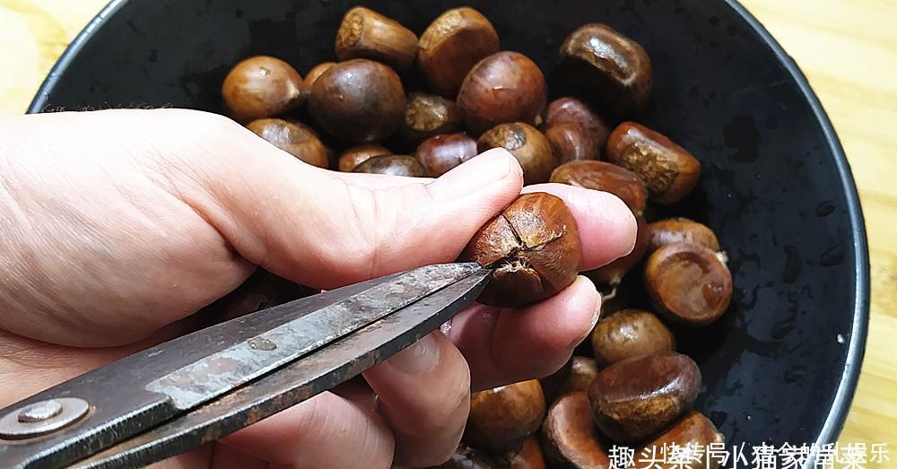 香气扑鼻|用板栗和鸡肉这种做法很简单,上锅一蒸,香气扑鼻,一大盘不够