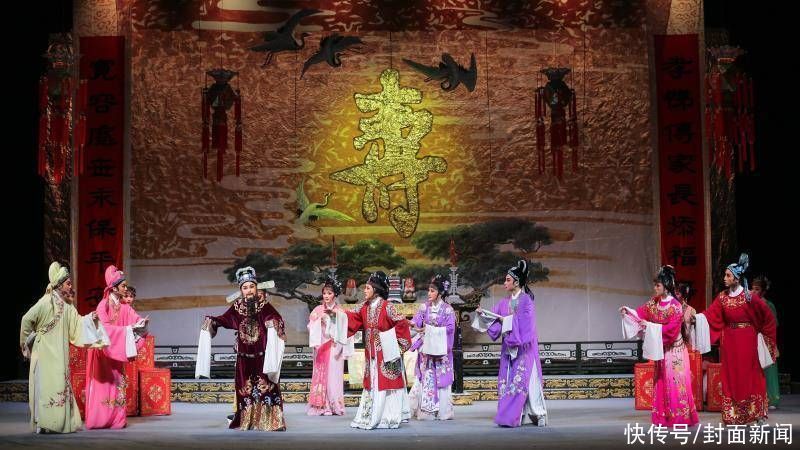  交响乐团|过去一年，10万+观众走进这里看了252场演出