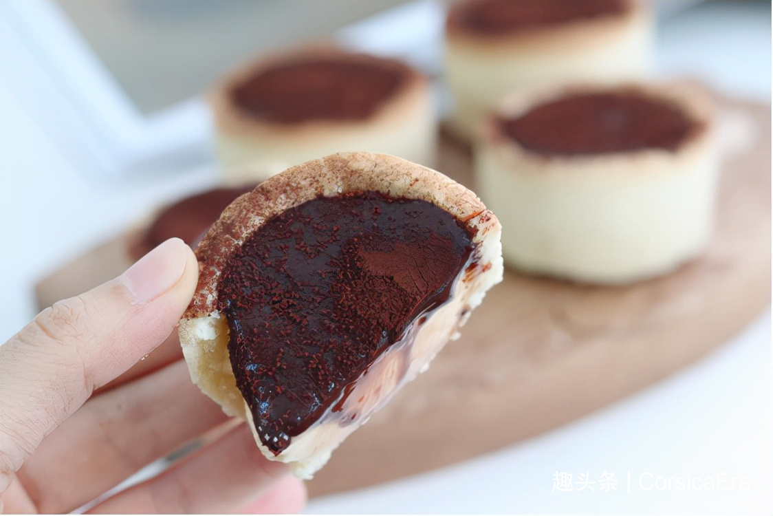 外酥里嫩的布丁塔，咬下一口层次丰富，有浓郁的巧克力味道！