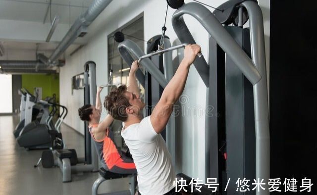 背阔肌|高位下拉的动作要领，做好5个细节，让你的背部肌肉更宽更厚