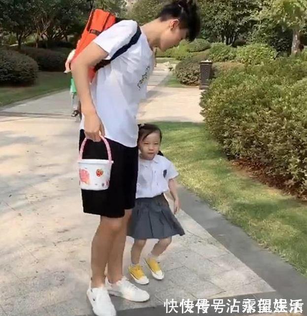 大宝|相差20岁的兄妹逛超市,妹妹不停买,哥哥蹲地诉苦:留点老婆本