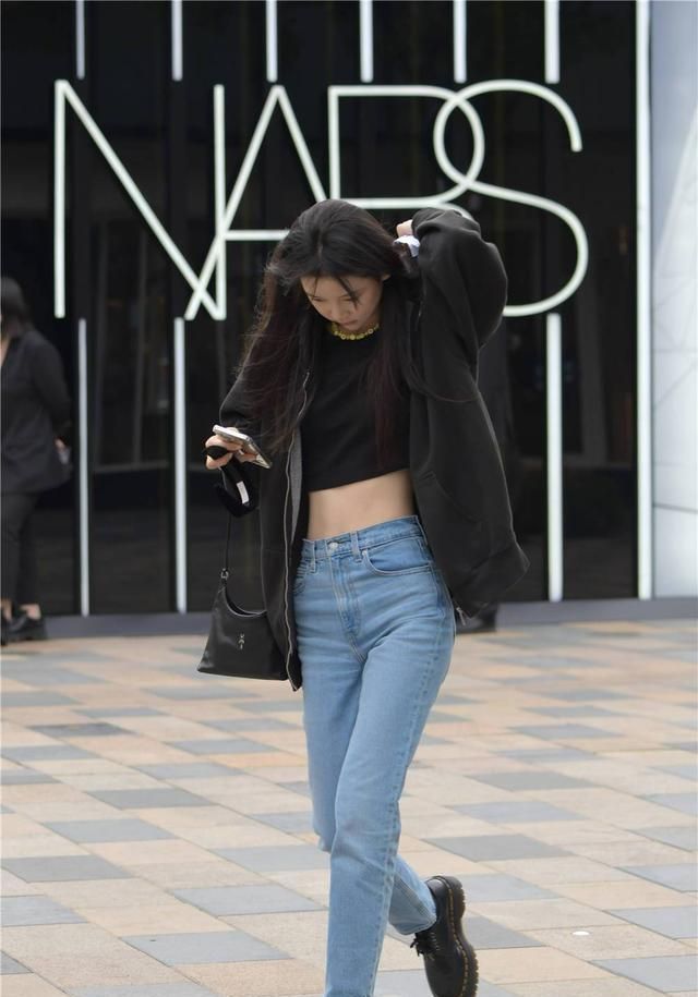 浅蓝色 秋天适合搭配牛仔裤,选择款式很重要,你会怎么搭配呢?