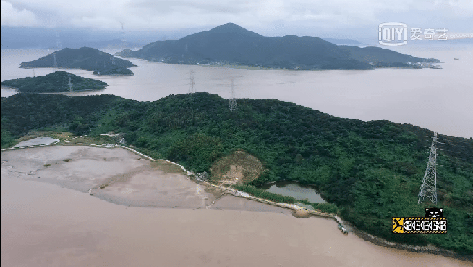 陈赫、郭京飞吃蒸海鲜超享受!下一秒却被“打包”带走?