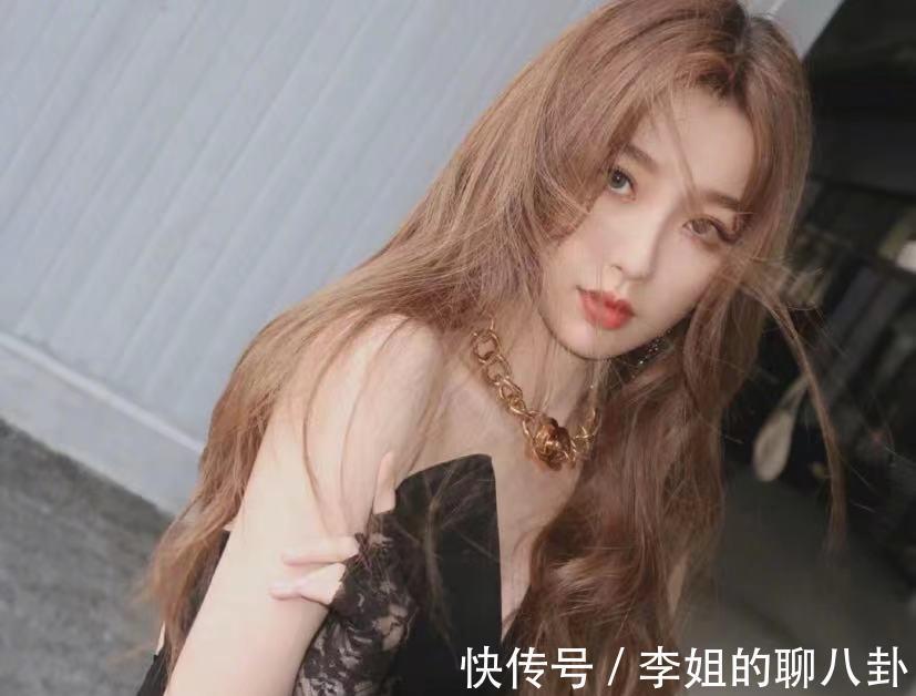 直发|普通女生脸上有3个特点,很适合微卷发,都不用去做发型了