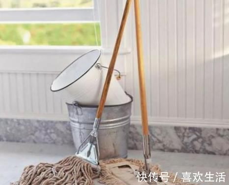 拖地的时候用点这东西,去污快又杀菌,一周不打扫都能干干净净