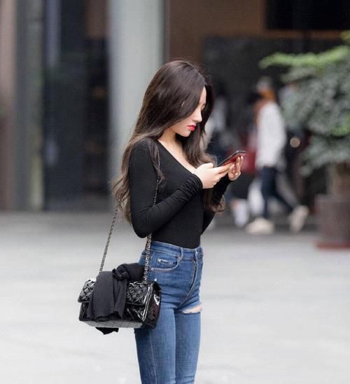 美女本来就长得高,还要踩上高跟鞋,看一般男