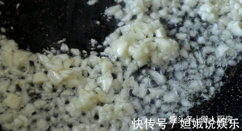 蒜蓉剁椒|教你做最简单的剁椒金针菇,配上秘制蒜蓉剁椒酱,味道超赞