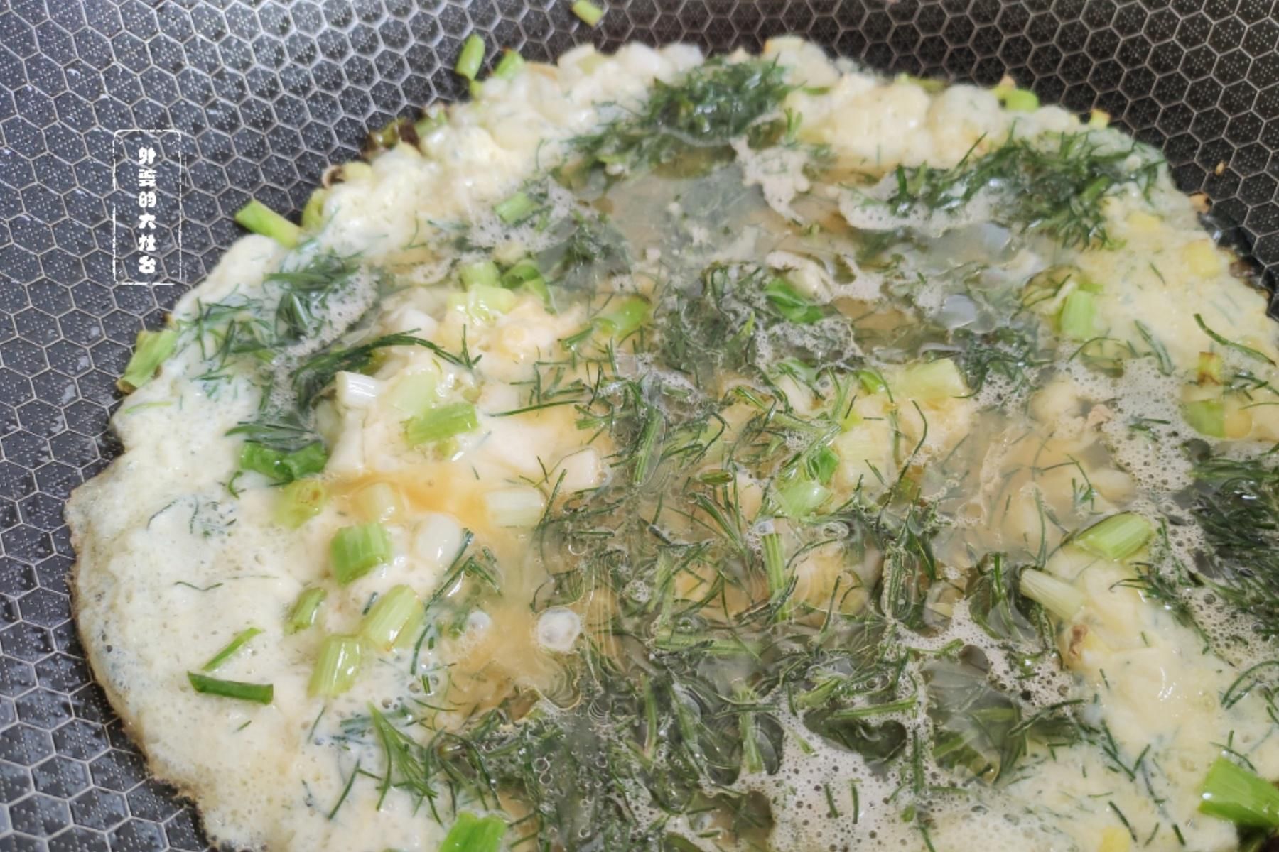 猪毛菜|遇见这个没人要的野菜，一定要多摘一些，简单一炒，别提多香了