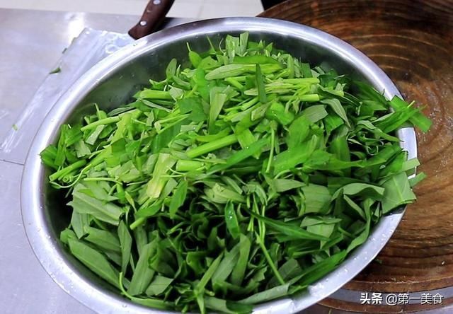 厨师长|爆炒空心菜不发黑的技巧,用厨师长的做法,在家做出饭店的味道