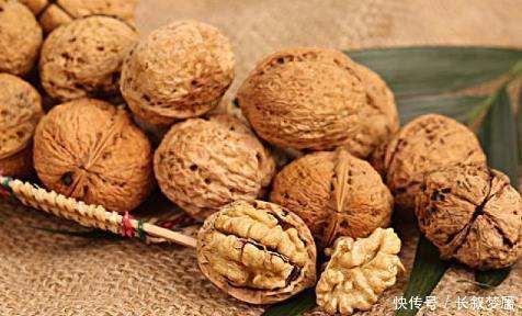 不请自来|女生睡觉前吃个核桃,过不了1周,3个“惊喜”会不请自来