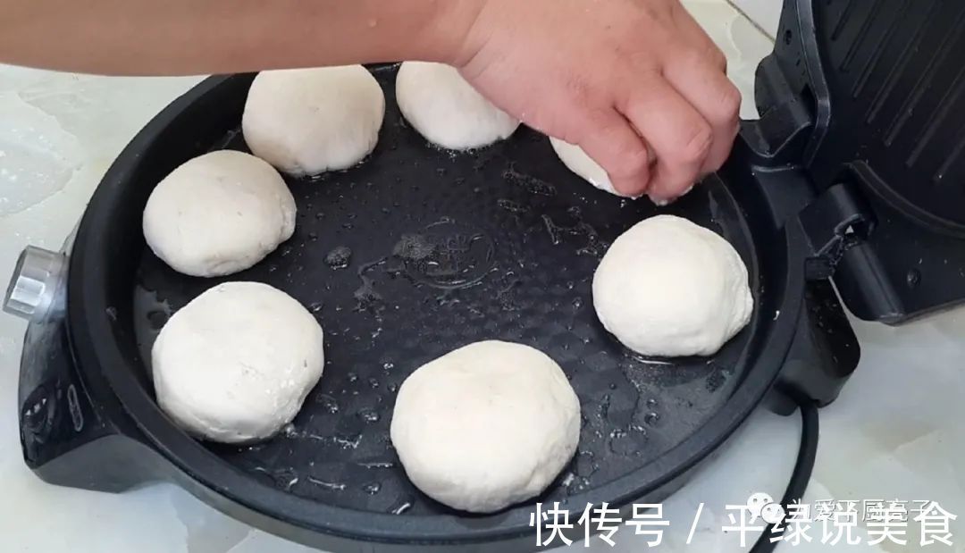 早餐别吃包子油条了，教你一个新吃法，做出好吃的煎豆包，太香了