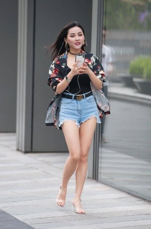 街拍,牛仔热裤搭配印花开衫,清清爽爽的,女人味十足