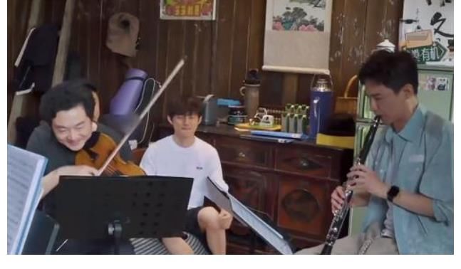 吕思清|彭昱畅脱衣服护着不让雨淋湿,吕思清的小提琴有多名贵?