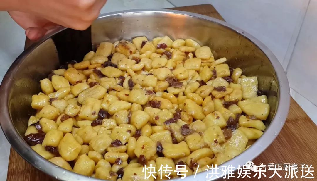 红枣|5个鸡蛋，1斤面粉，锅里一炒，做出创意小零食，比蛋糕好吃十倍