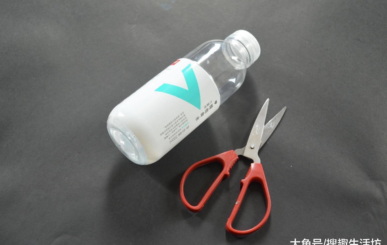  省钱|塑料瓶我再也不扔了, 改造一下, 粘在厨房里有大用处, 省钱又实用