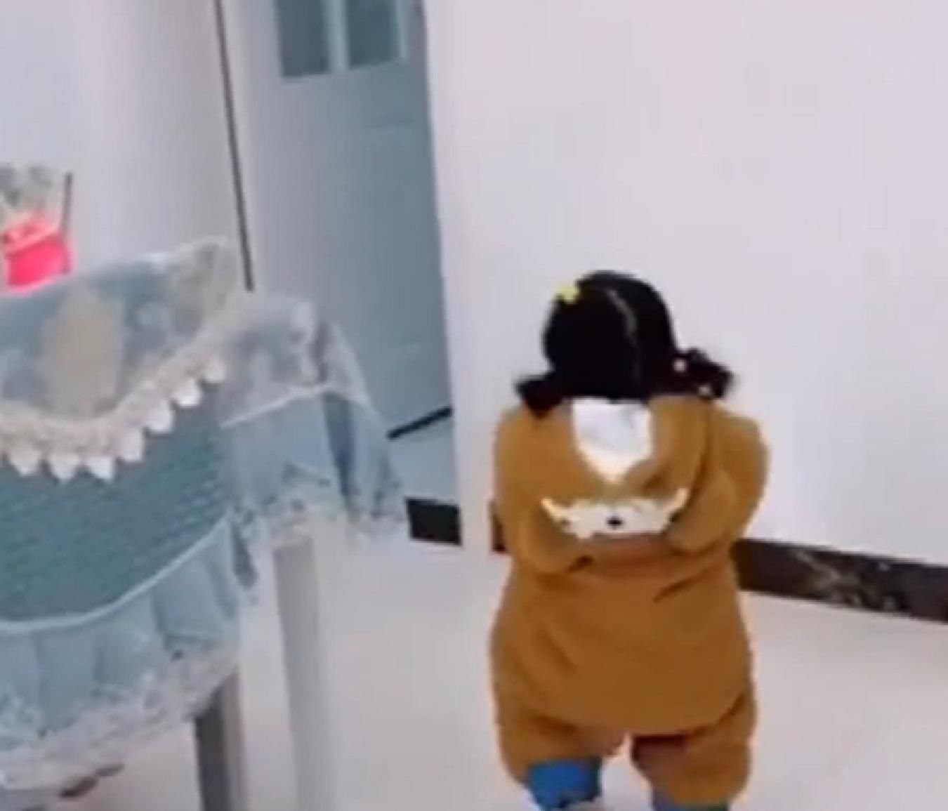 熊孩子|爸爸正在做饭,“熊孩子”突然捣乱,爸爸接下来的行为让妈妈笑喷