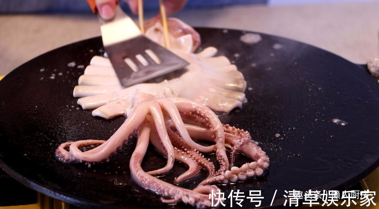 清洗干净|夏天，鱿鱼别白灼着吃了，教你烤鱿鱼的详细做法，配啤酒太爽了