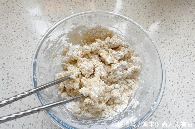 美味|想吃红豆饼别再买了,在家用面粉就能做,咬一口层次分明香酥美味
