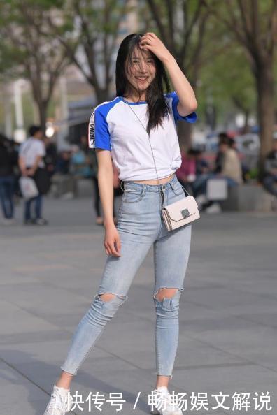白色短袖搭配破洞牛仔裤，青春活力，笑容迷人