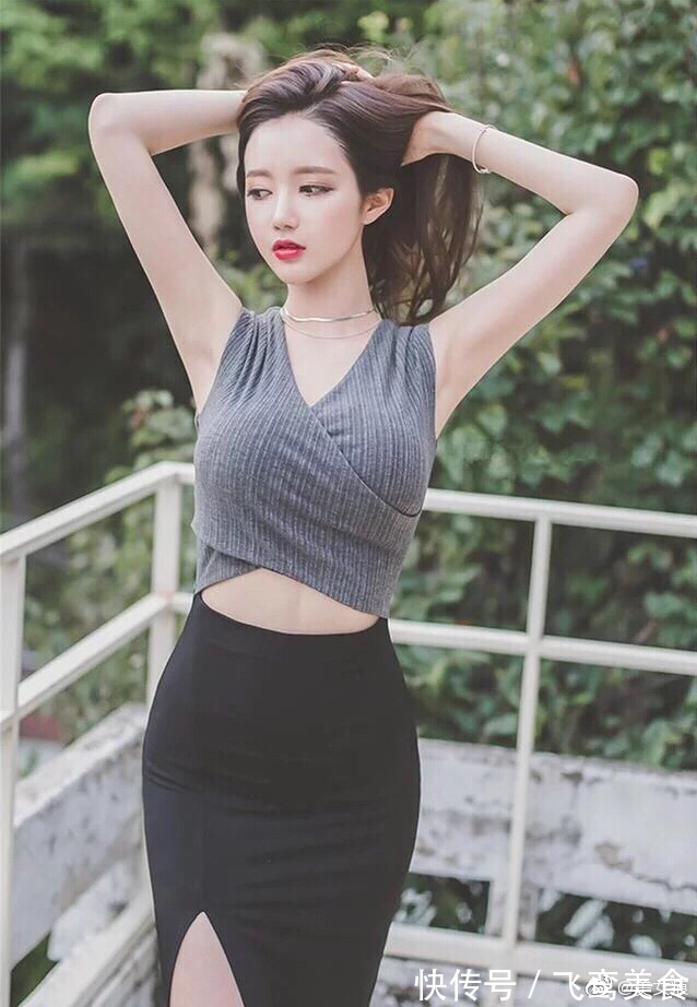 小姐姐|街拍精致时尚的小姐姐，穿搭简约开衩裙，尽显迷人魅力