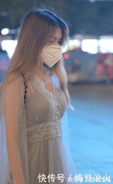轻纱|街拍:身穿仙女裙的小姐姐,半透轻纱太优雅,微卷长发显气质