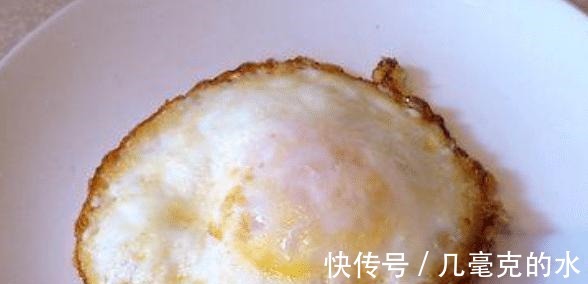 煎荷包蛋时,别直接下油锅了,多加这一步,荷包蛋完整口感还好!
