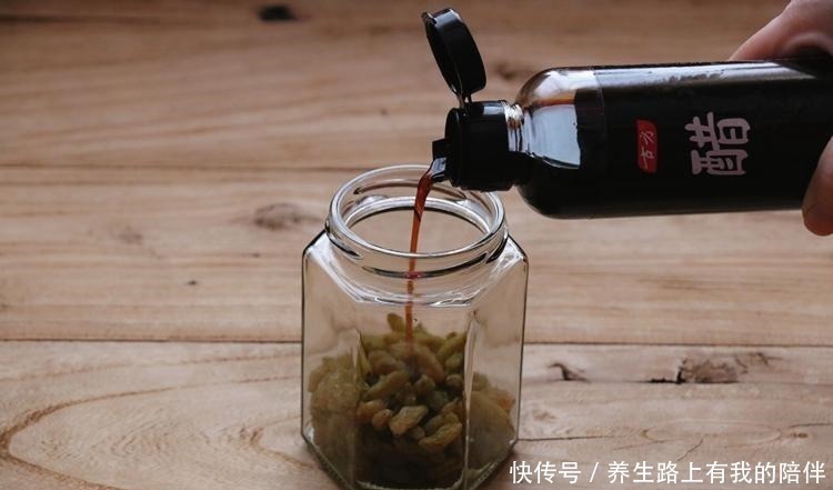醋泡葡萄干|天冷后,少吃葡萄多吃它,坚持每天吃1勺,精神满满过秋冬