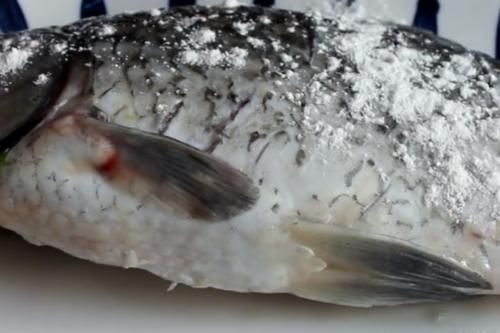  煎鱼时，别着急下锅，多加2步骤，不破皮，不粘锅，肉质鲜嫩又好吃
