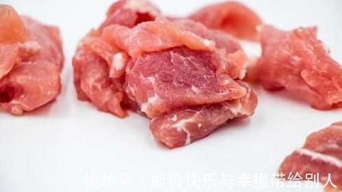 解冻肉时,不要直接清水泡,教你正确的方法,解冻快口感依旧鲜嫩