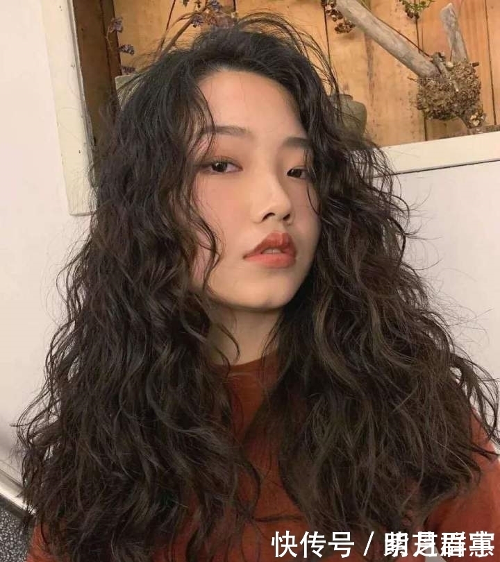 闺蜜|闺蜜都烫了流行的泡面头,两个洋气两个土气,泡面头适合什么人?