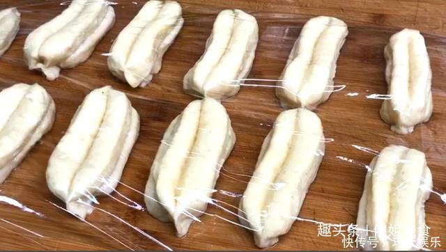 1碗面粉,1个鸡蛋,就能在家做油条,不用泡打粉,比买的好吃百倍