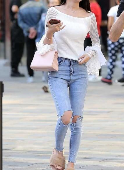 街拍蕾丝拼接针织上衣+破洞牛仔裤,斯文大方,彰显个性魅力