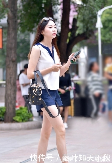 短裤|美女街拍:身材高挑的小姐姐短裤套装,漫步街头,展现青春靓丽美