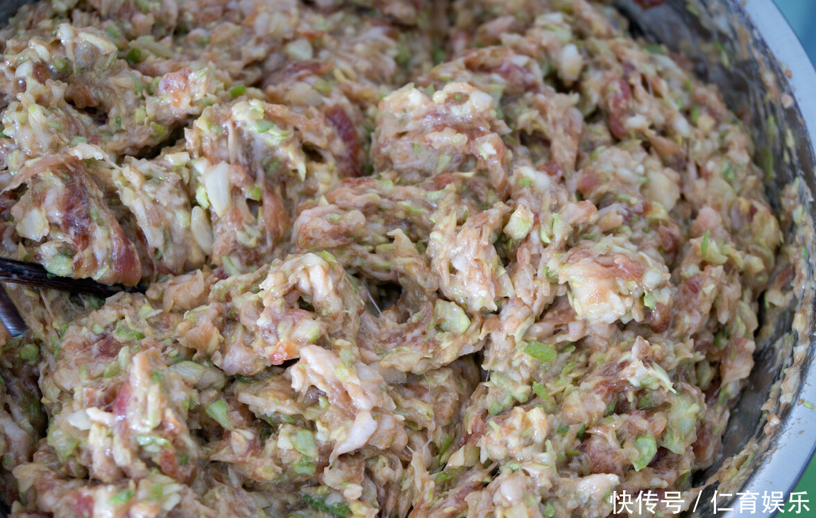 正确|拌饺子馅,加生油还是熟油?教你正确做法,别加错了,味道差很多